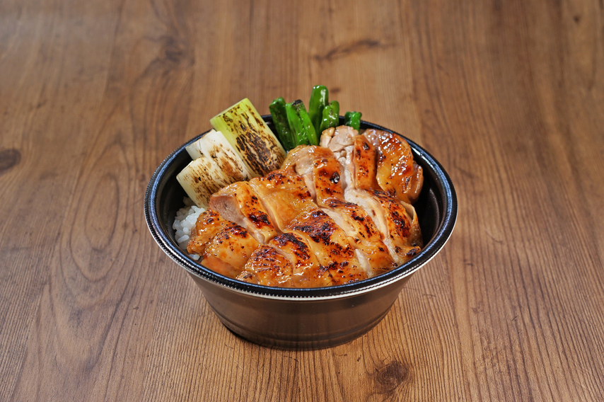 【シェフ特製☆グルメボックスプラン】信玄どりの炭火焼鳥丼を客室でごゆっくりお召し上がりください♪