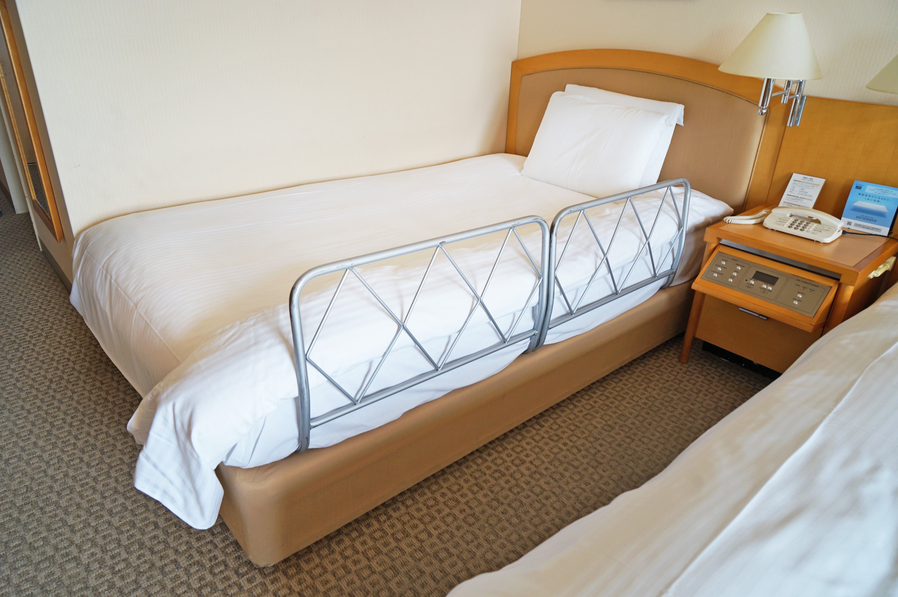 ツインルームのベッド幅は広々120センチ！ベッドガードの設置でなお安心！(台数限定)