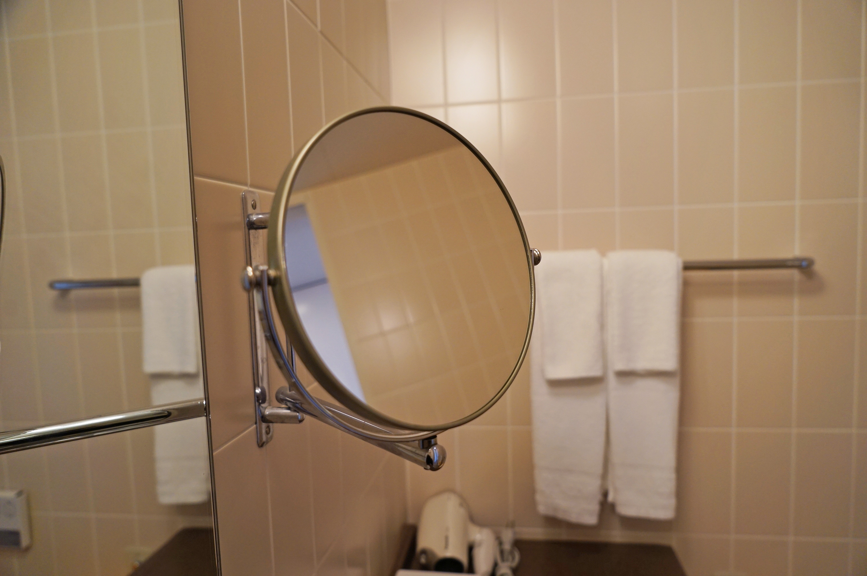 洗面所には全室拡大鏡がついています