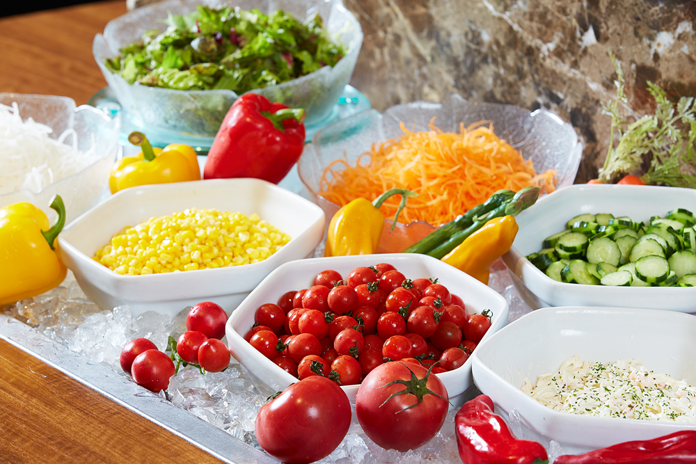 新鮮野菜が並ぶサラダバー、フレッシュフルーツなど種類豊富なブッフェボード
