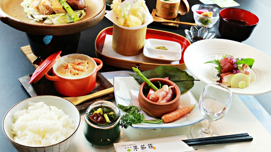 #【比内地鶏膳】比内地鶏を贅沢に陶板焼きで。肉の旨味をお楽しみください。※季節により変わります。