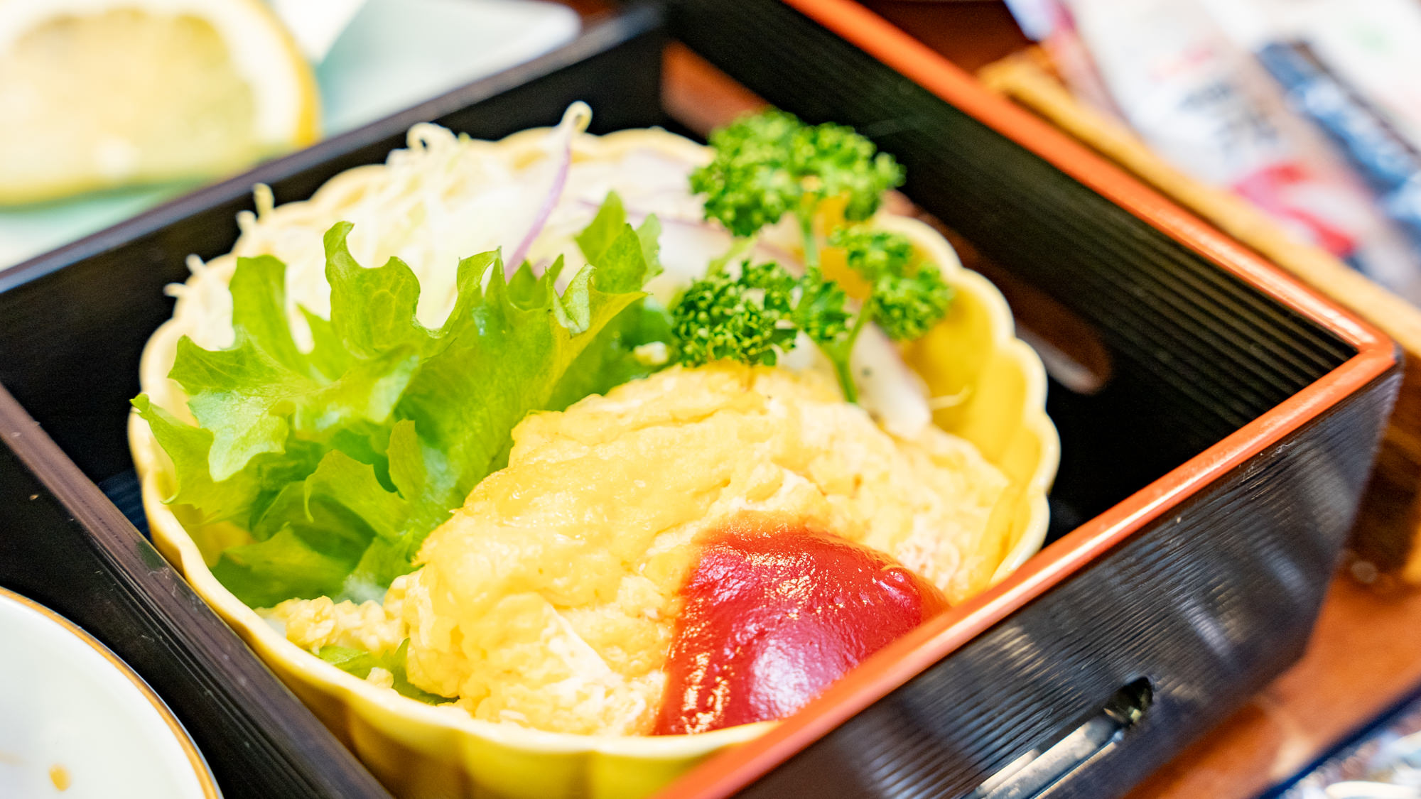 【朝食】スクランブルエッグとサラダ野菜（一例）