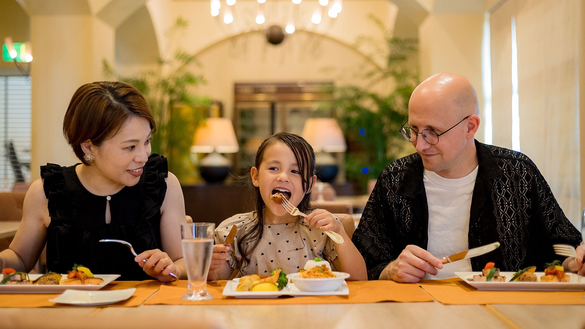 【小学生のお子さまお食事無料・ご宿泊料金大人の半額】夏は家族とマリンパラダイス☆3連泊以上夕食1回付