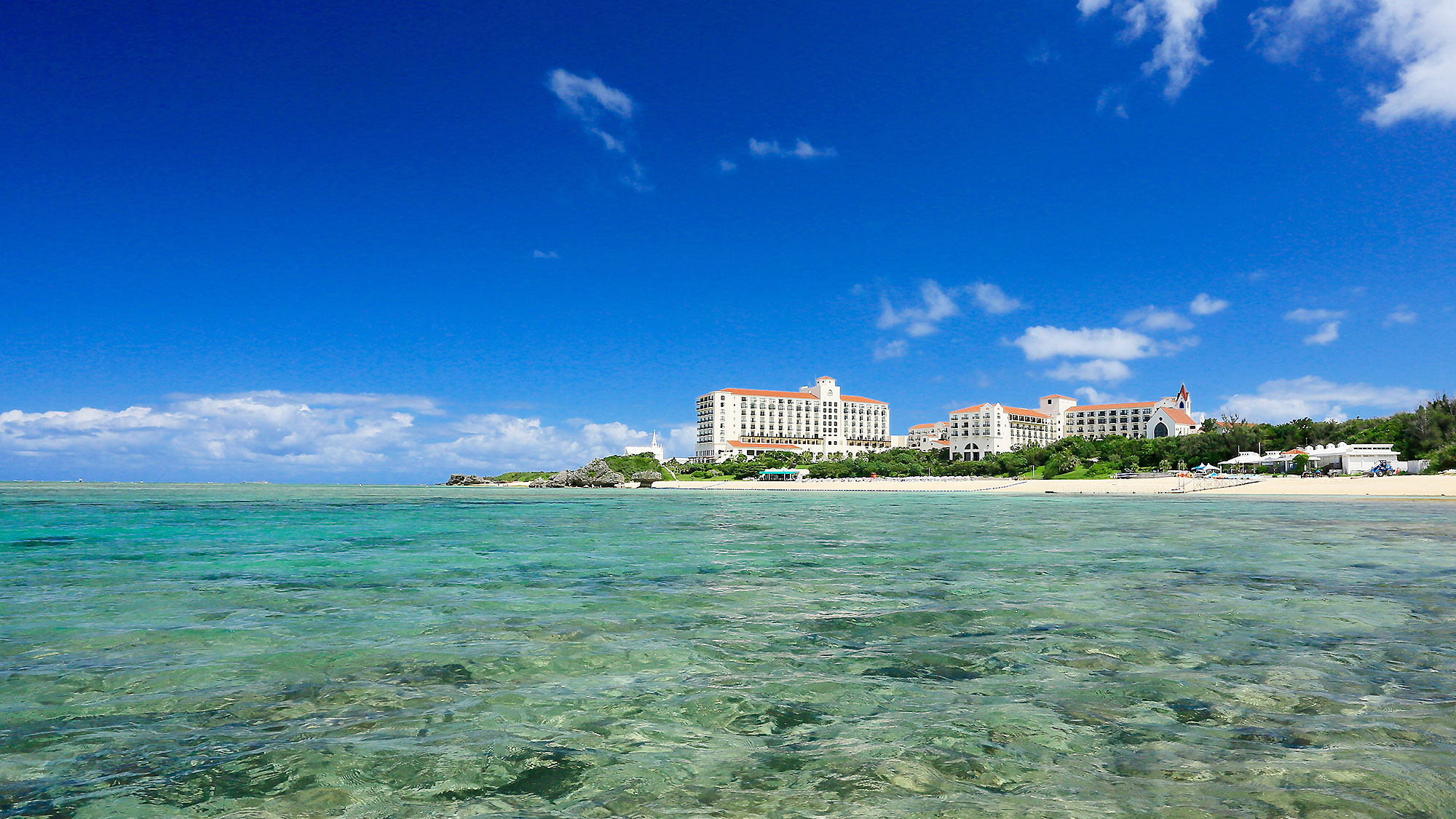 ニライビーチからのホテル日航アリビラ