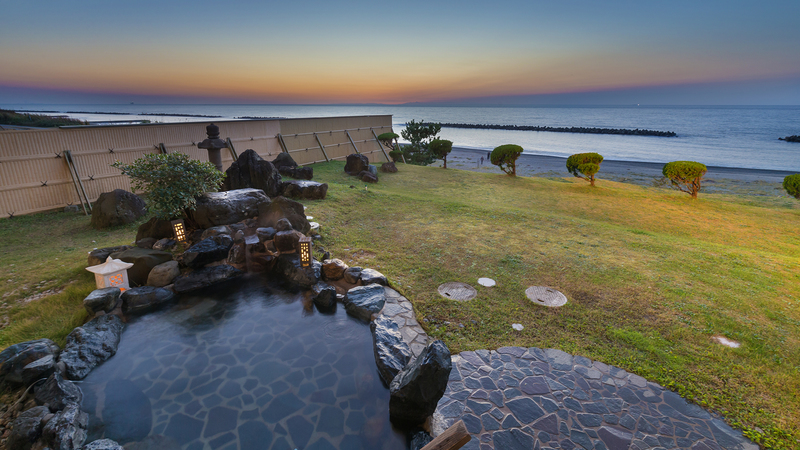 ■露天風呂■　夕日に染まる日本海を眺めながらの温泉は、また「格別！」