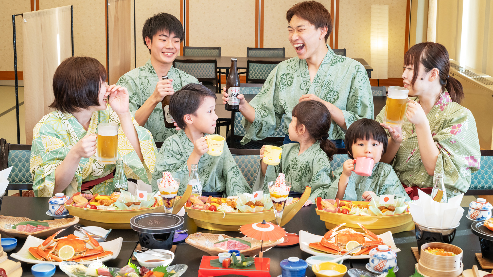 【イメージ】夕陽に染まる海を背景に、家族の絆を深める賑やかな食事会。