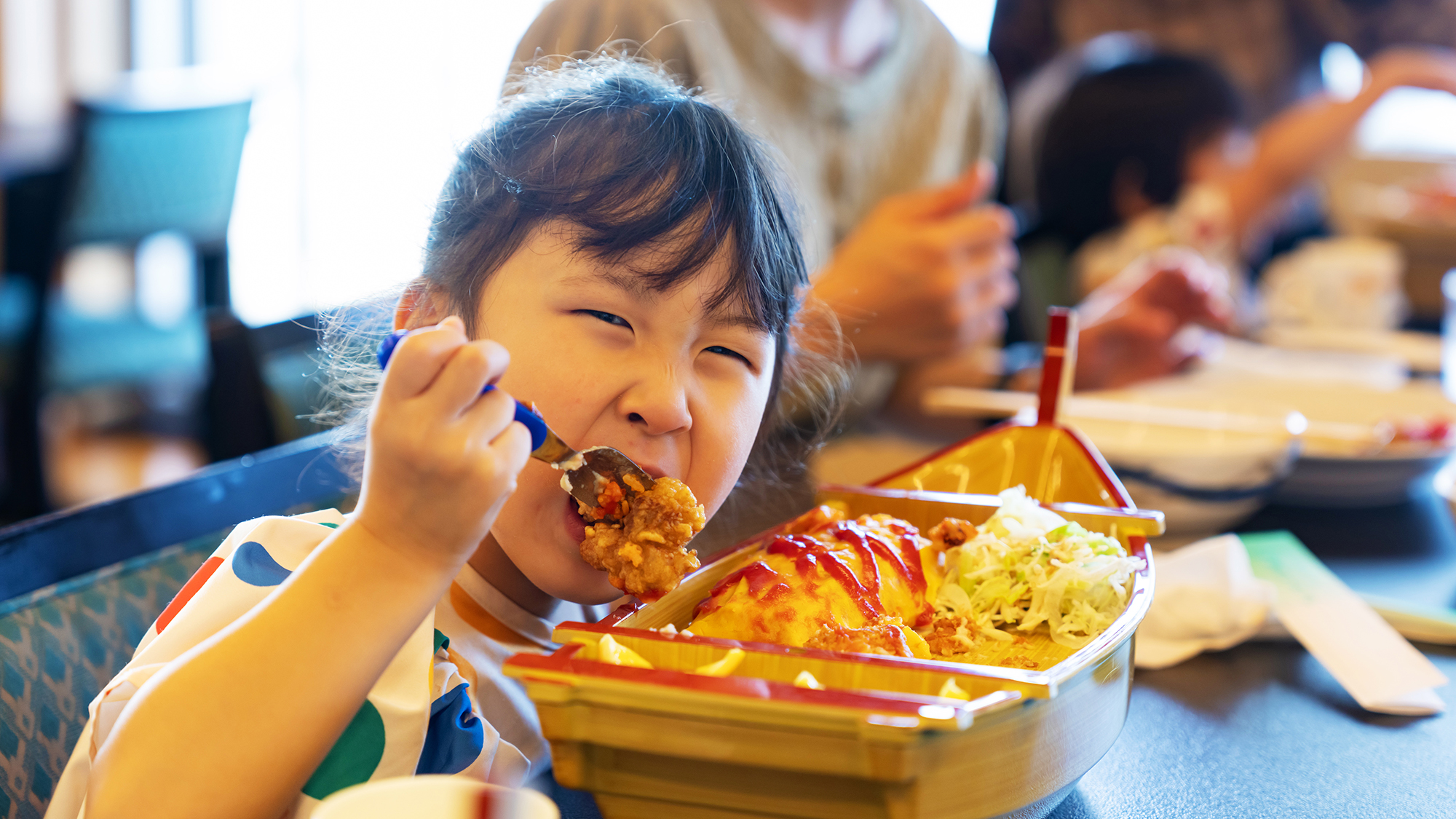 【イメージ】海辺のすぐそばで、はしゃぐ子供たちの笑顔を一望。家族で楽しむ波打ち際の思い出づくり。