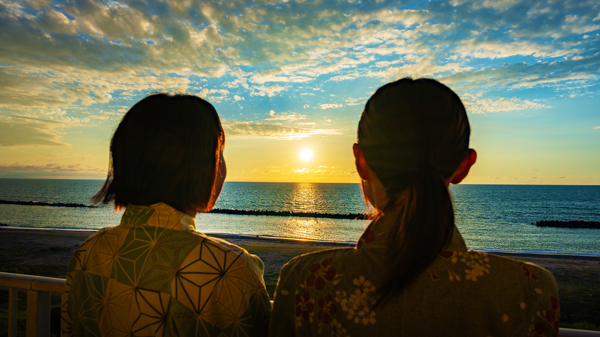 【海沿いの宿】海まで徒歩1分の好立地。空と海が織りなす絶景のグラデーションをお楽しみいただけます。