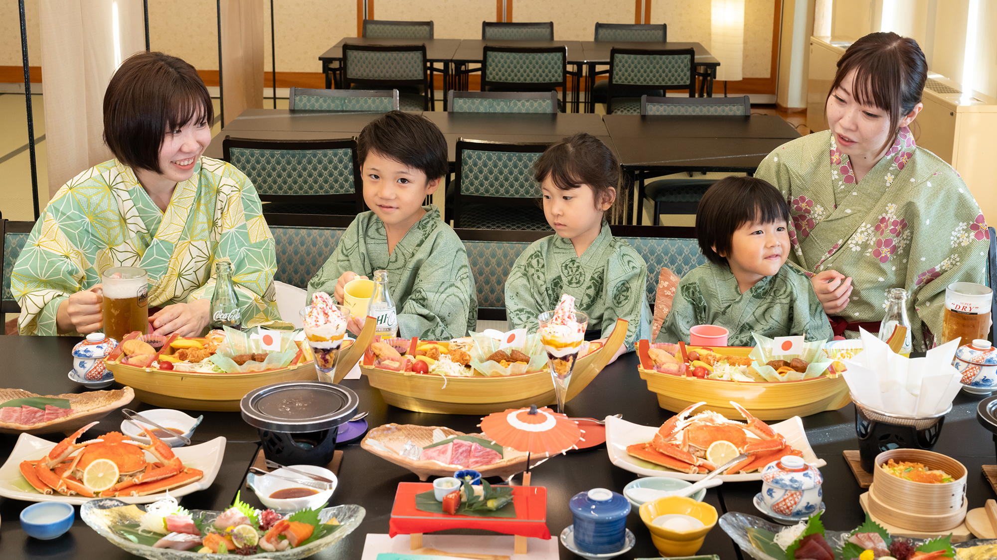 【イメージ】夕陽に染まる海を背景に、家族の絆を深める賑やかな食事会。