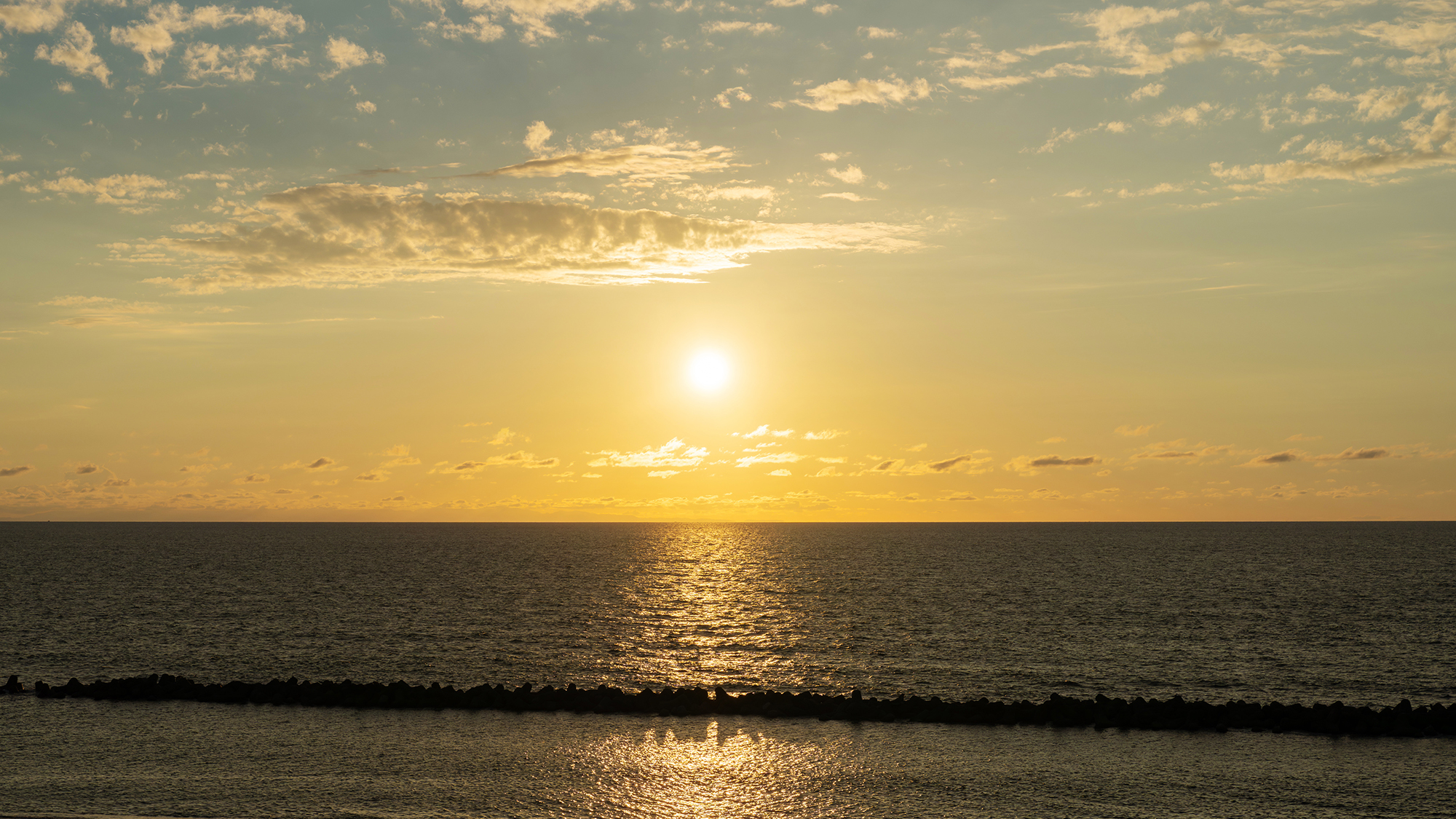 【海沿いの宿】刻々と変化する夕暮れの海の風景を、ゆったりとご堪能ください。