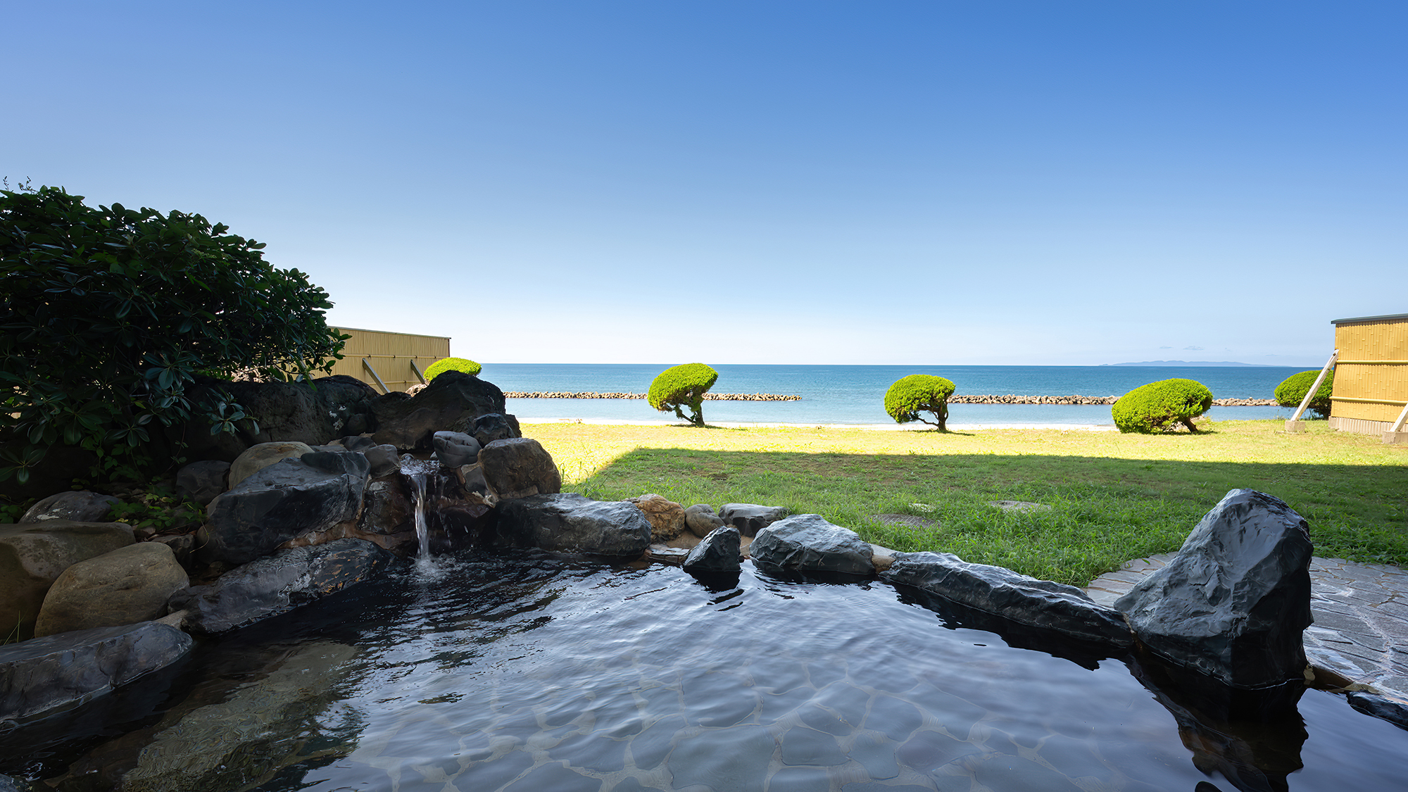 【大浴場】大きな窓からは広い海を一望。最高の景色と湯でリフレッシュ！