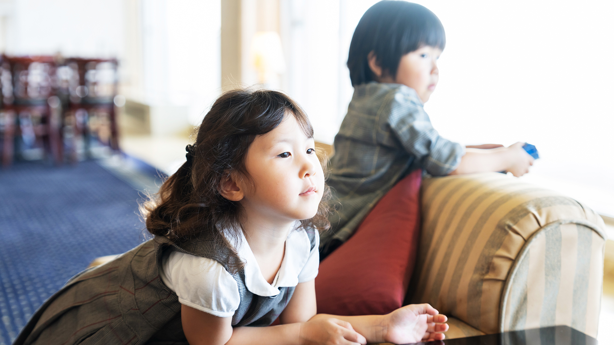 【イメージ】海辺のすぐそばで、はしゃぐ子供たちの笑顔を一望。家族で楽しむ波打ち際の思い出づくり。