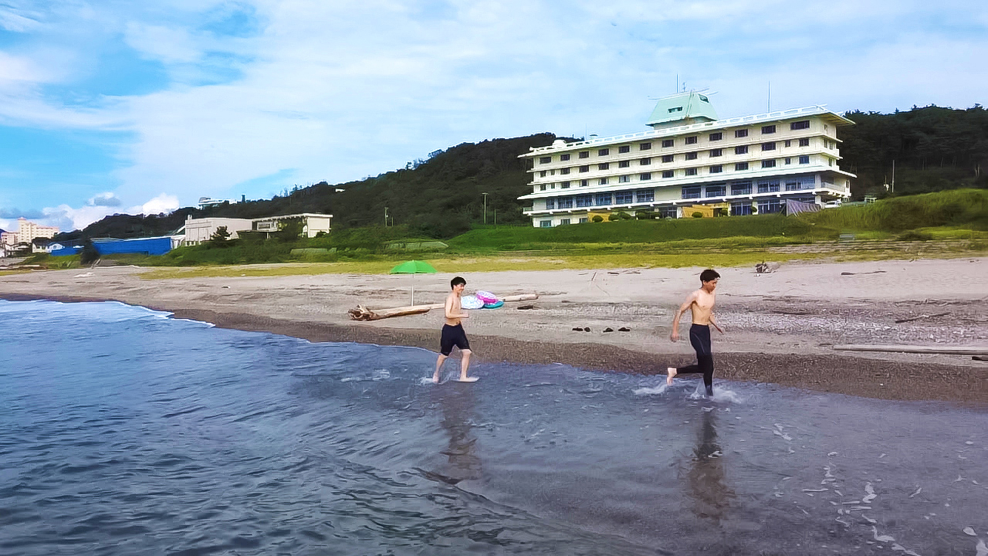 【海沿いの宿】フロントから浜辺まで、わずか1分！絶景をお楽しみいただけます。