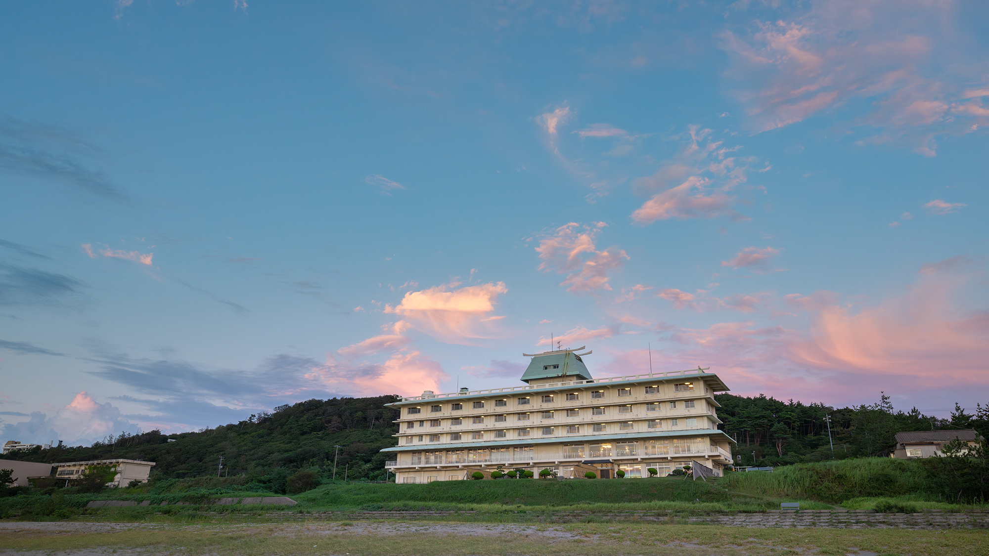 【外観】幻想的な日本海の夕暮れに染まるひととき。心地よい潮騒の音にこころが満たされる♪