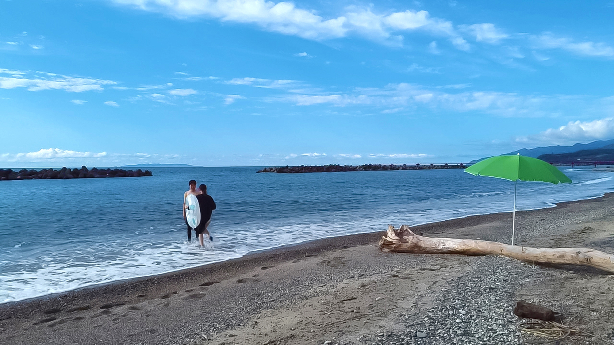 【海沿いの宿】宿のすぐ先は砂浜。目の前に広がる海の絶景をお楽しみいただけます。