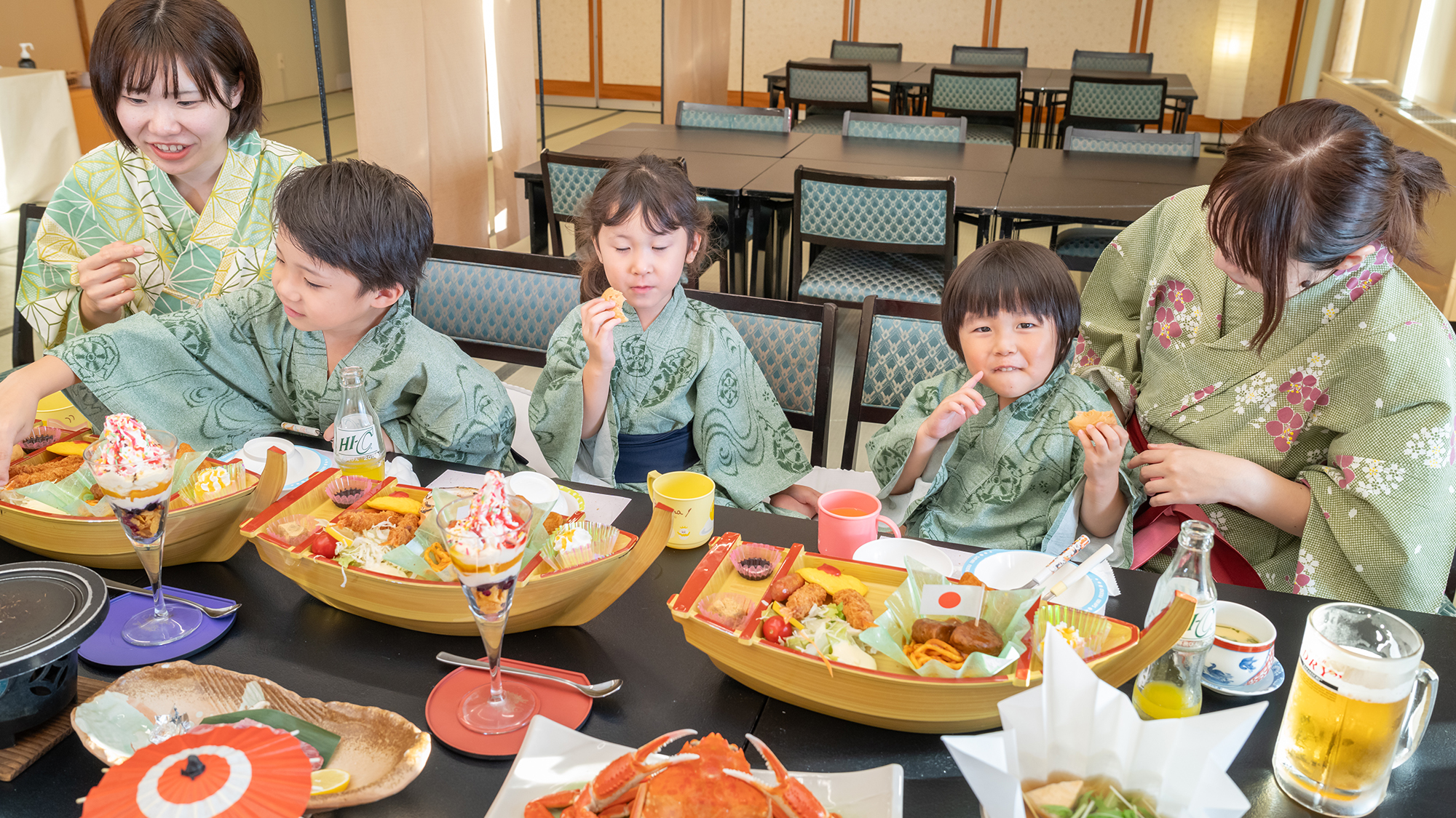 【イメージ】夕陽に染まる海を背景に、家族の絆を深める賑やかな食事会。