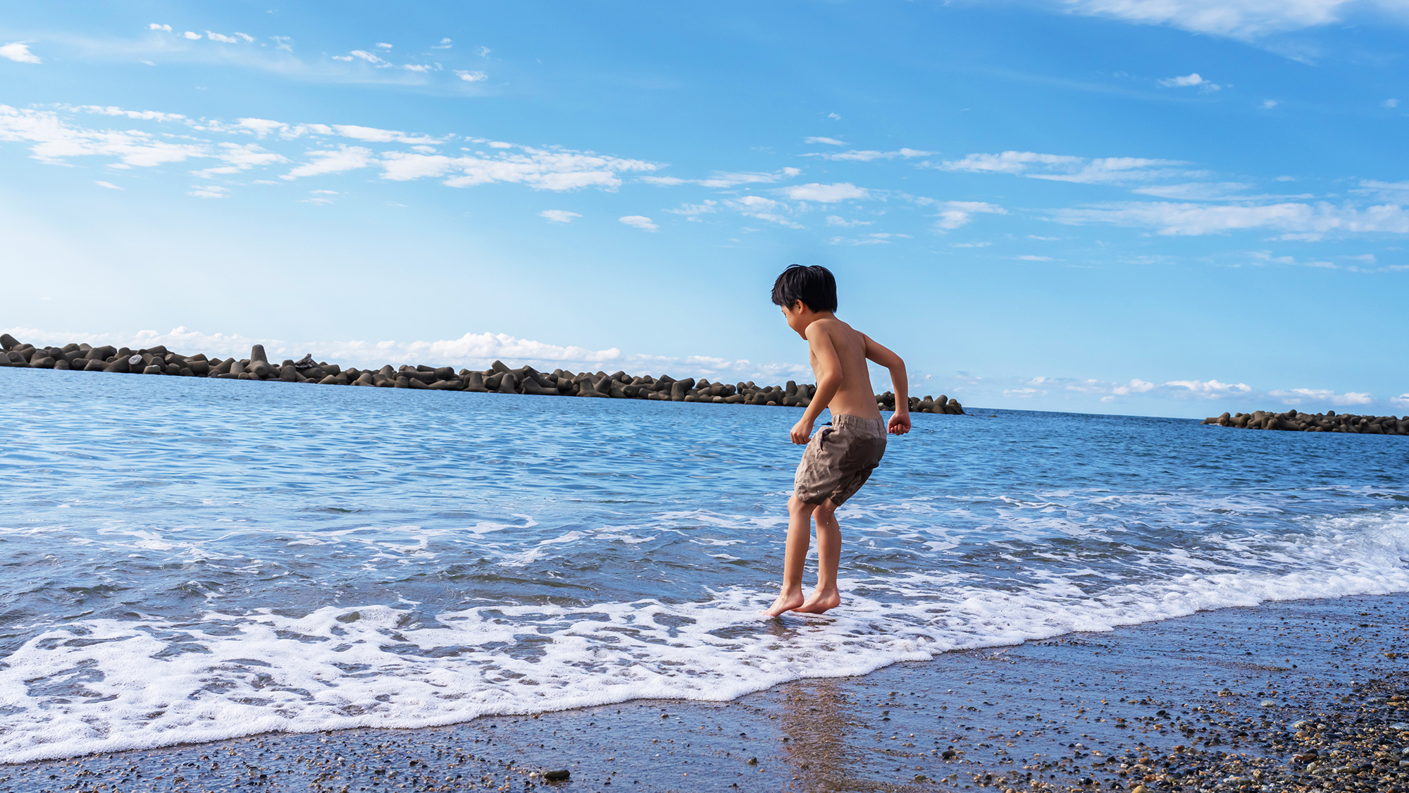 【海沿いの宿】はしゃぐ子どもたちを見守りながら、海の景色に包まれる贅沢なひととき。