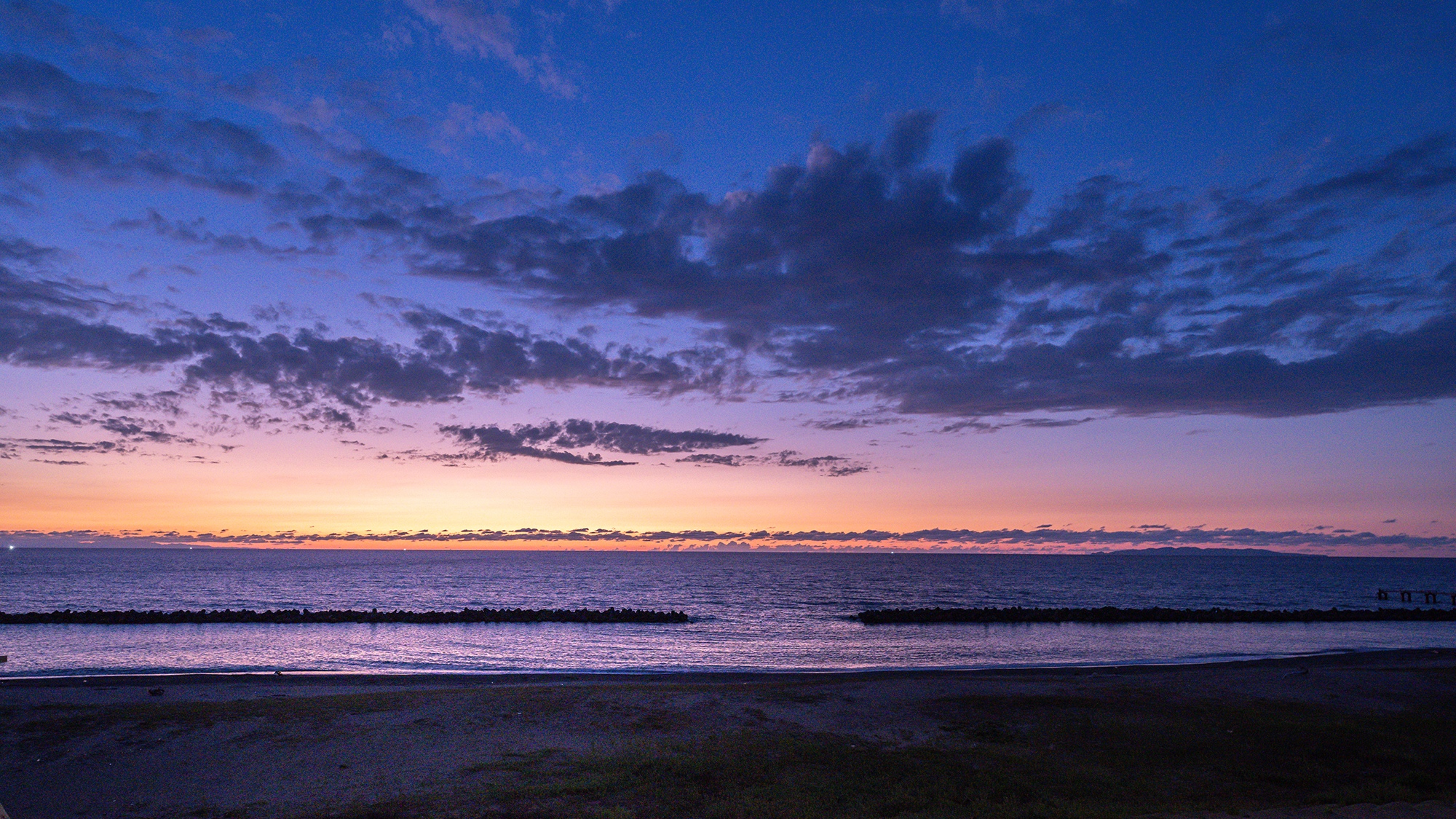 【日本海】沈みゆく夕陽が、日本海を美しく染めてゆく――。“絶景のひととき”を独占！