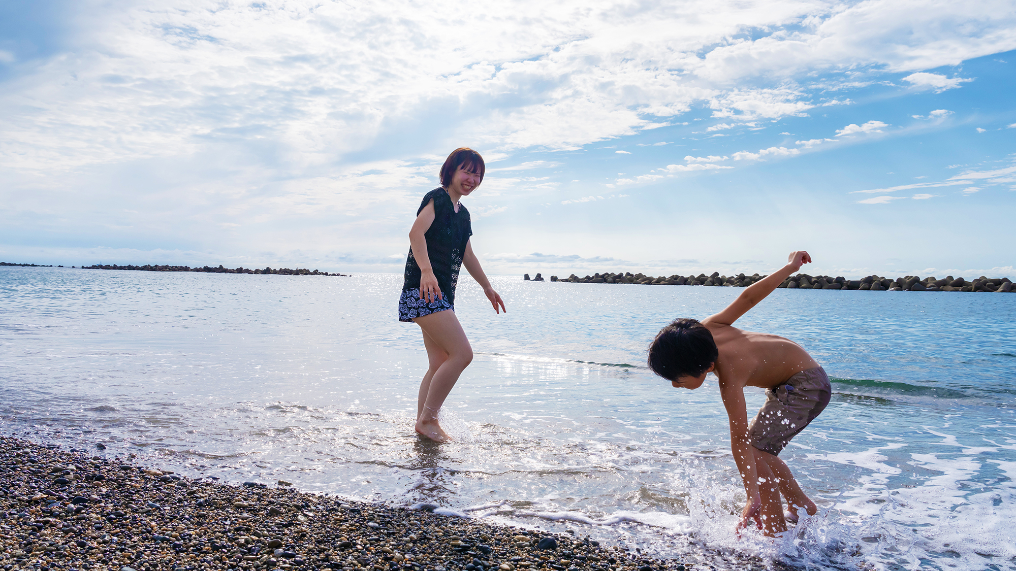 【海沿いの宿】子どもたちの笑い声が響く波打ち際で、家族みんなで絶景を楽しめます。