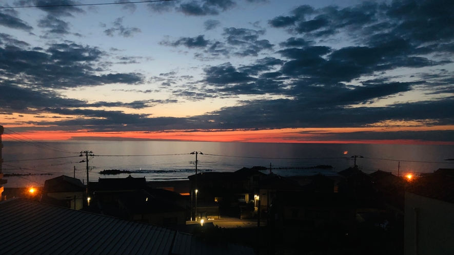 客室から日没後の日本海(夏季)