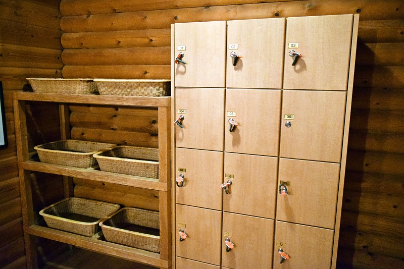 【女性用ログハウス温泉】脱衣室ロッカー