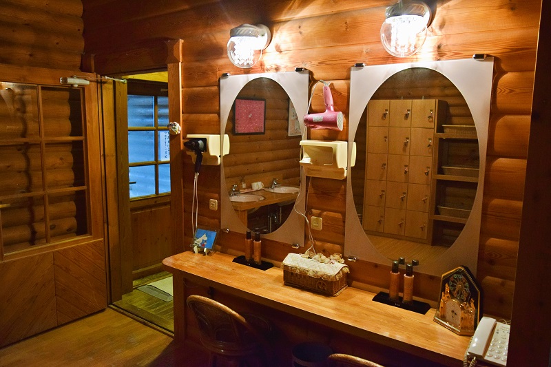 【女性用ログハウス温泉】脱衣室・ヘアセット台　ポーラエステロワイエ化粧水・乳液をご用意しております