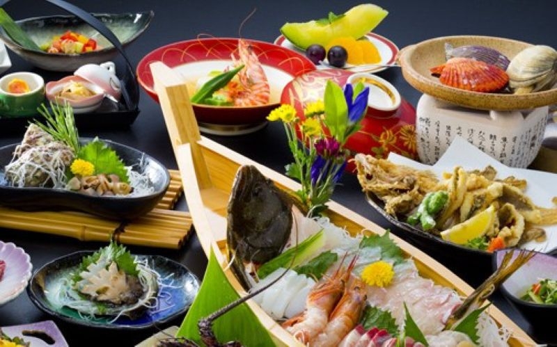 得プラン◇夕食は個室で食事◇あわび一人一個付き・地物魚の船盛り会席付