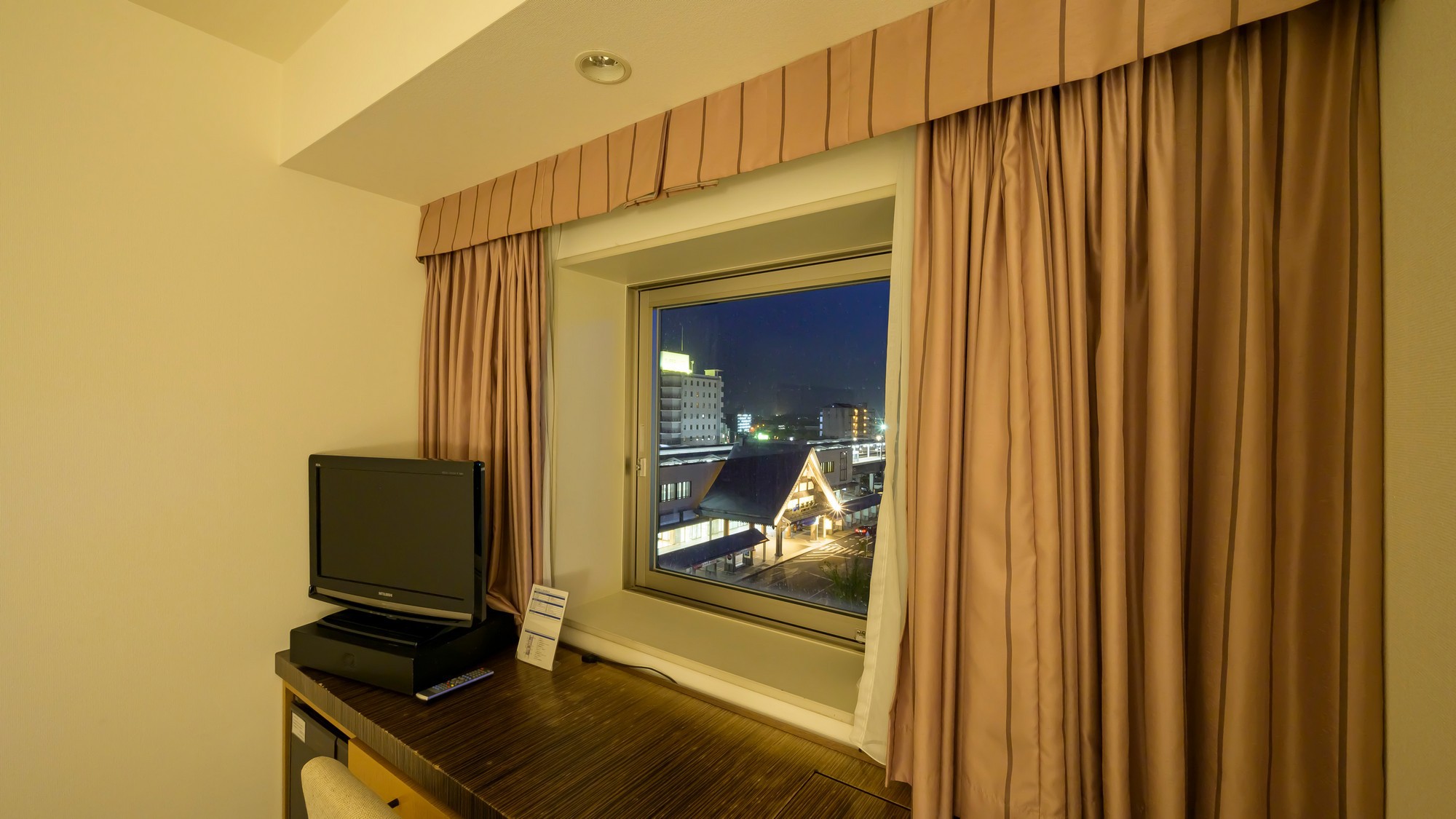 出雲市の夜景をお部屋からお楽しみいただけます。ゆったりとしたくつろぎのひとときを。