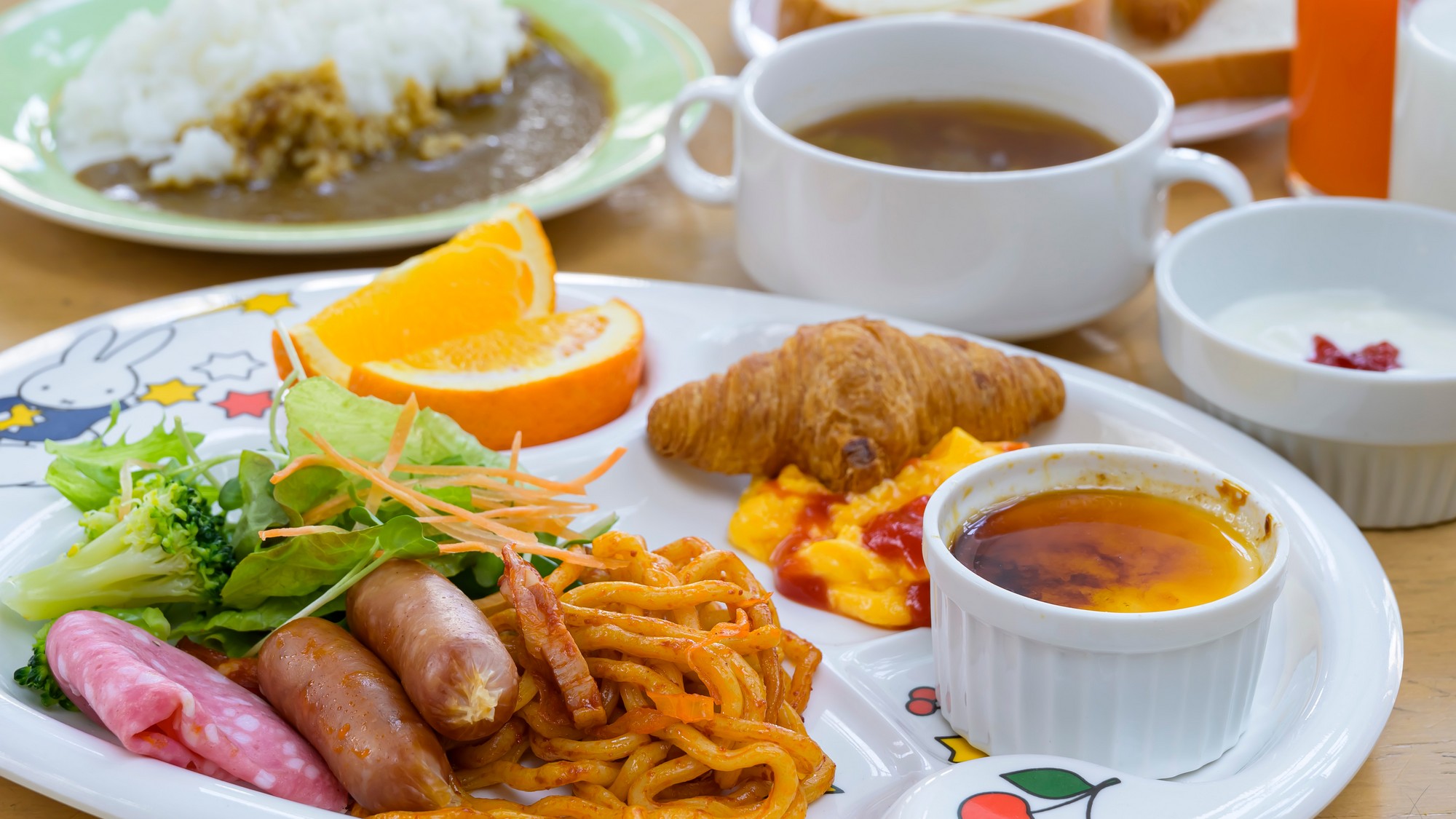 【ご朝食】お子様にも人気の朝食バイキング。お子様用のお皿に好きな物をたっぷりと！