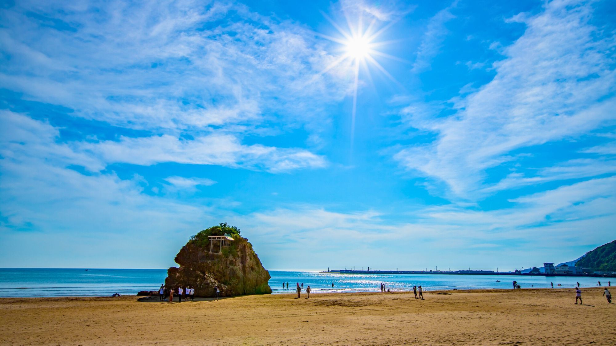 【稲佐の浜】当館よりお車で約20分。日本の渚100選にも選ばれた白砂青松の美しい砂浜です。