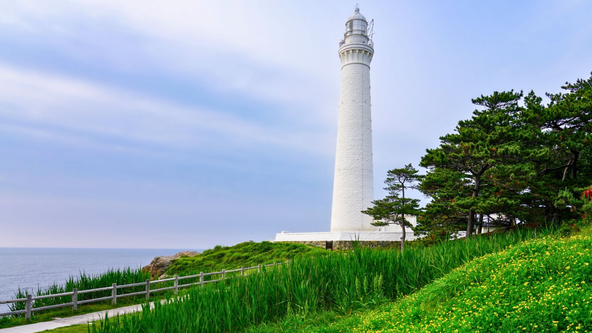 【日御碕灯台】明治36年に建設の日本一高い石造灯台で今も現役で動いています。当館よりお車で約34分。