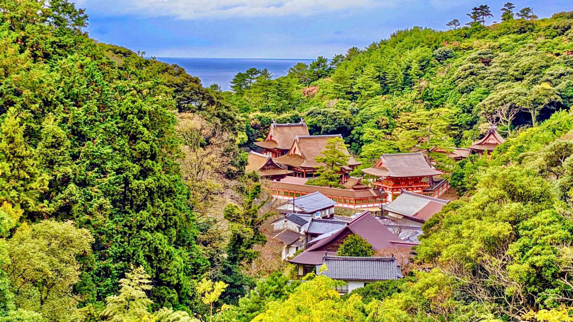 【日御碕神社】海沿いにある日御碕神社では参拝時に傍にあるカフェも楽しめます。当館よりお車で約33分。