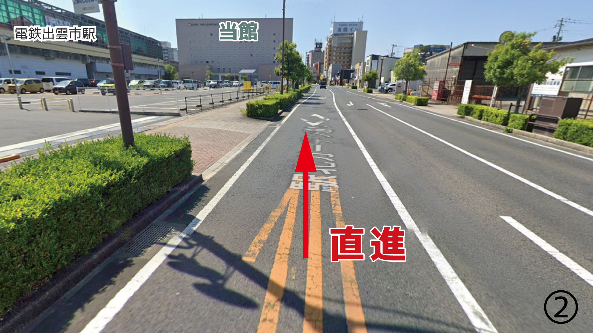 ＜東側から＞左手のセブンイレブンを過ぎると当館が見えてまいります。