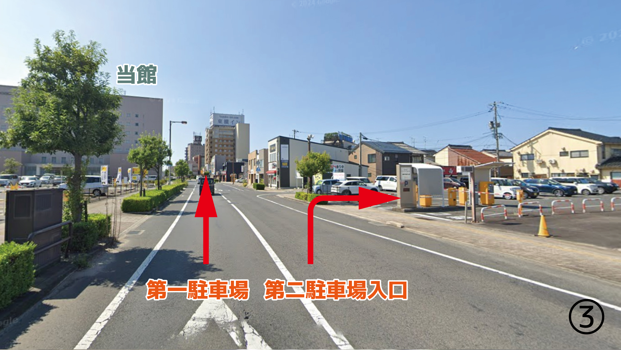 ＜東側から＞セブンイレブンを越えてすぐ右手に第二駐車場の入り口がございます。