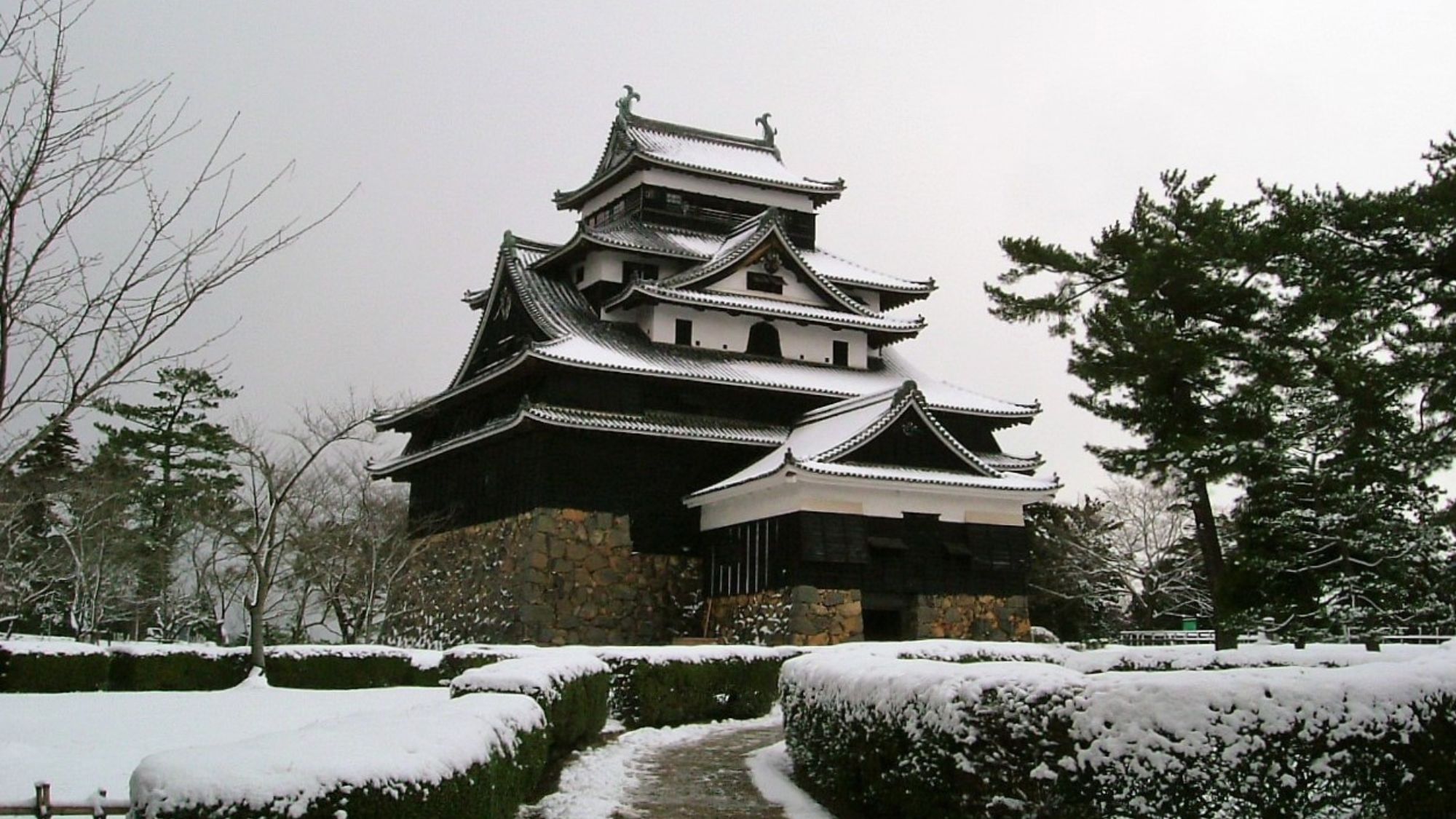 【松江城】雪化粧をしたお城も見ものです。