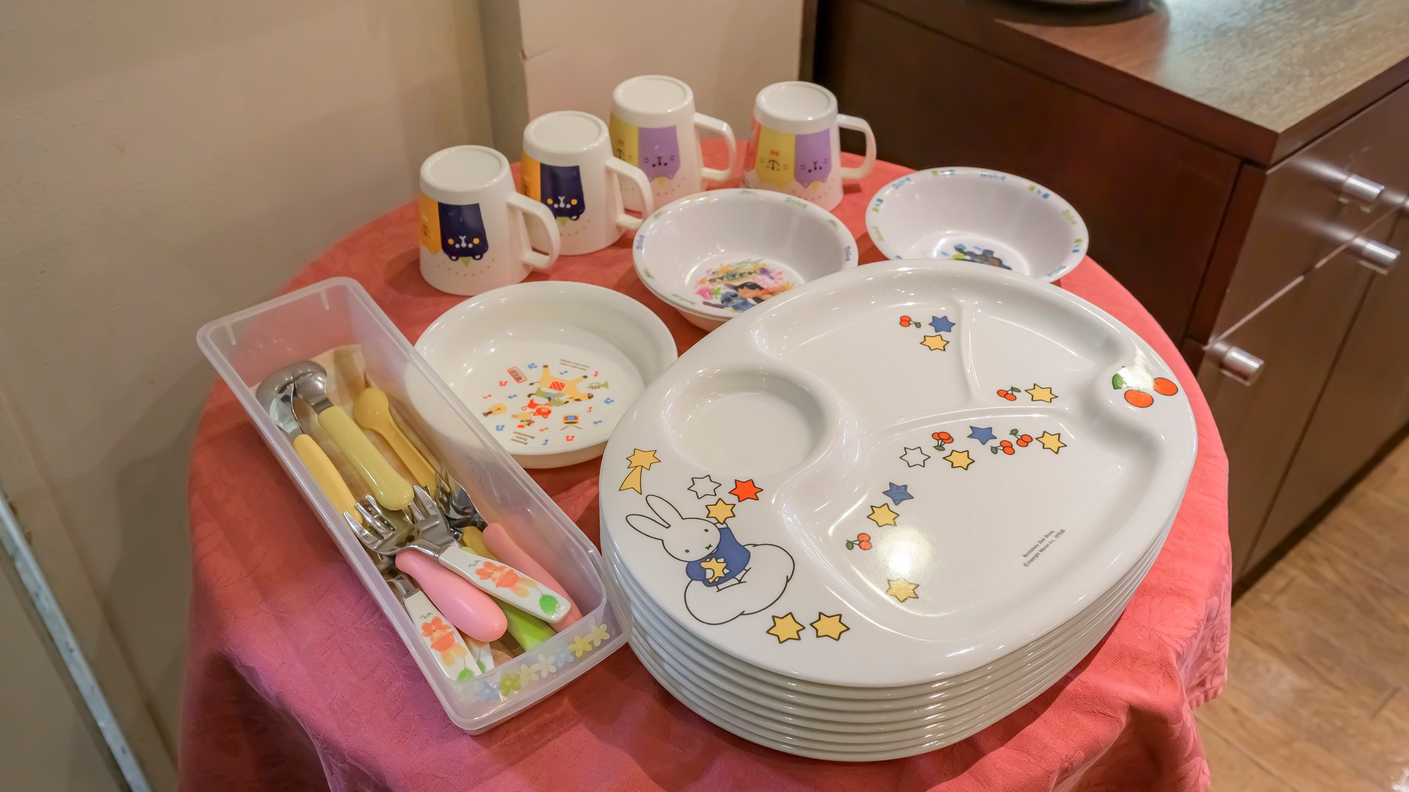お子様向けの食器・カトラリーもご用意。ご家族でお楽しみいただけます。