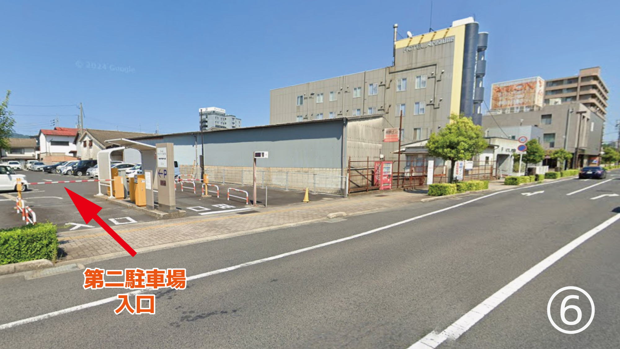 ＜西側から＞第二駐車場は左折してお入りください。