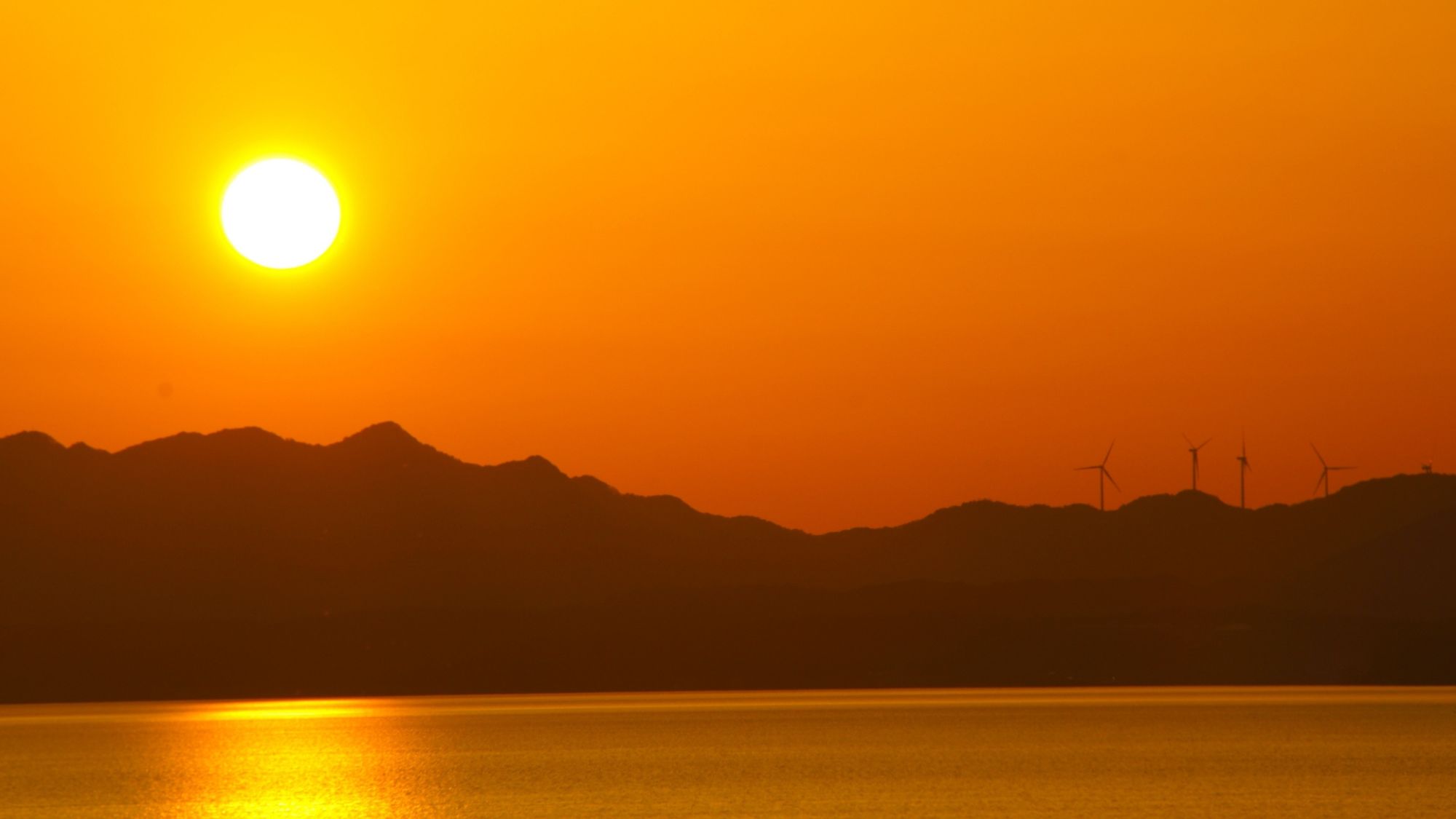 【宍道湖】「日本の夕日百選」にも指定される宍道湖の畔は圧巻の景色です。