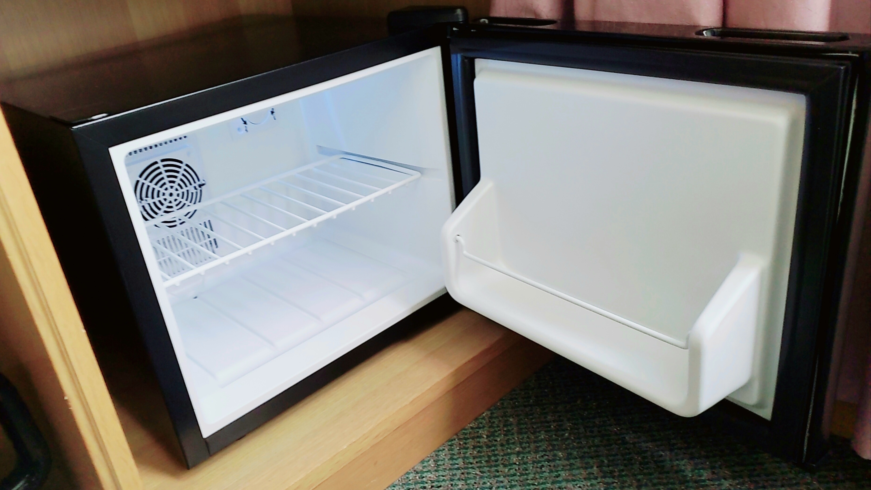 冷蔵庫をご用意（中身の入っていない空状態）。 食べ物や飲み物をご自由にお持込頂きご利用頂けます