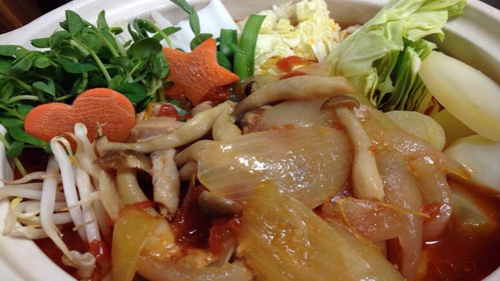 *夕食一例/野菜をふんだんに使ったお鍋をご用意、身も心も温まります。