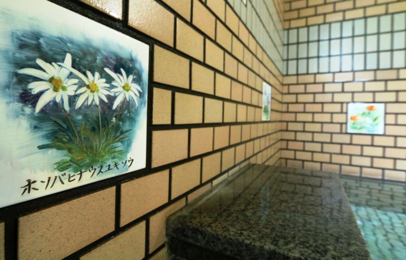 お風呂の様子。源泉かけ流し 100％ 戸倉の湯