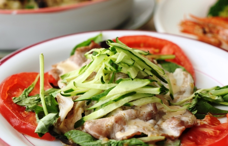 夕食-生野菜と豚肉の冷しゃぶ