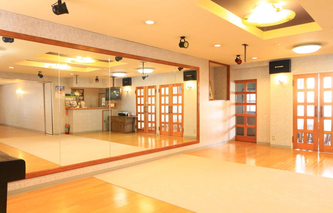 広々としたロビー。ダンスなどの練習場として最適です