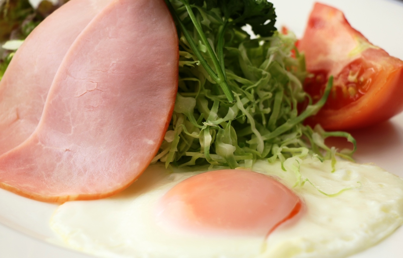 朝食-目玉焼き＆ロースハム