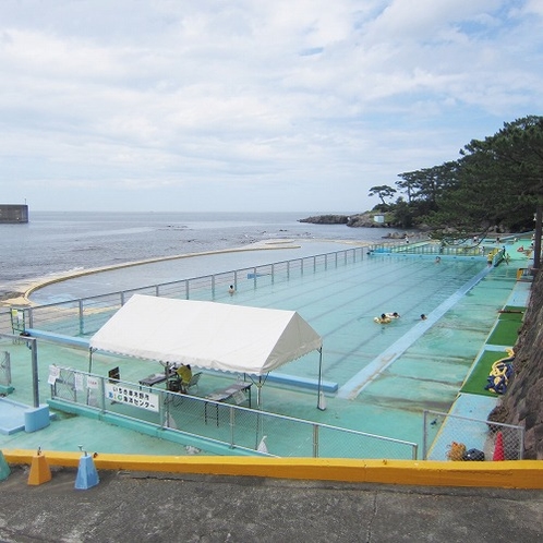 長崎鼻公園プール（海に面した海水プール）