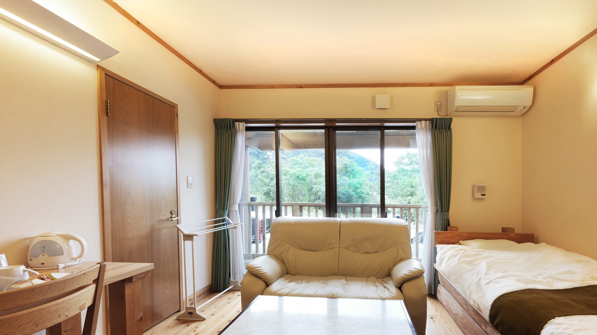 ・【百年杉館／シングル洋室E】天城山の百年杉で建てられた百年杉館（本館）1階の客室です