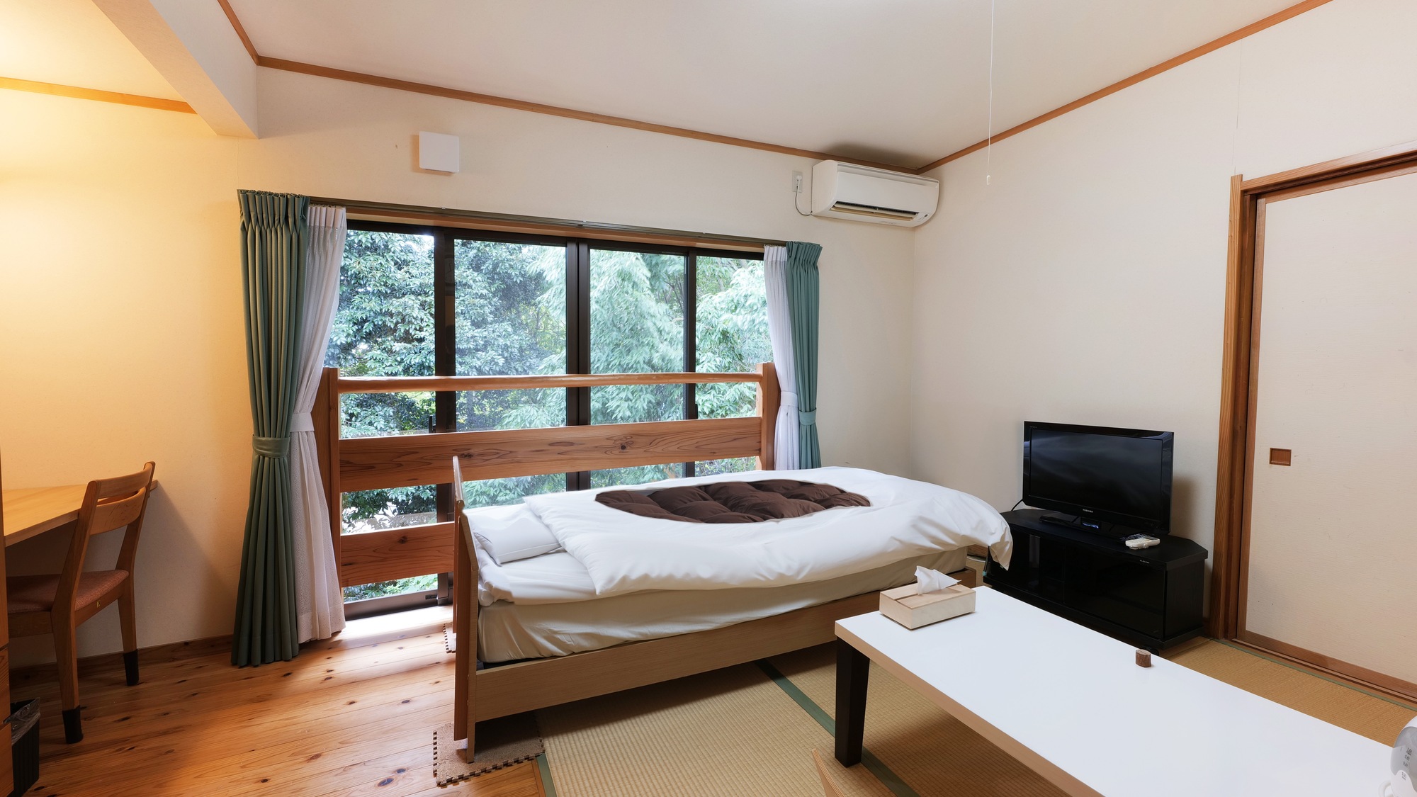 ・【百年杉館／シングル和洋室】天城山の百年杉で建てられた百年杉館（本館）2階の客室です