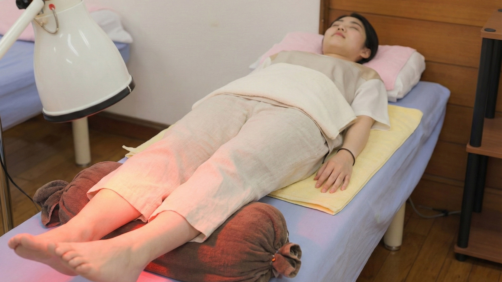 ・【ホットパック】保温力の強い素材を熱水で温め、腰背部、腹部を温めます