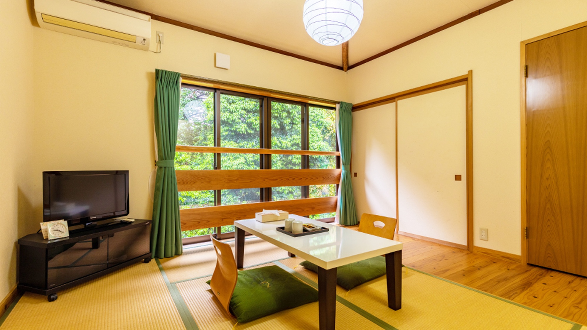 ・【百年杉館／ツイン和室8畳】1名様でのご利用も可能です。座卓セットを完備