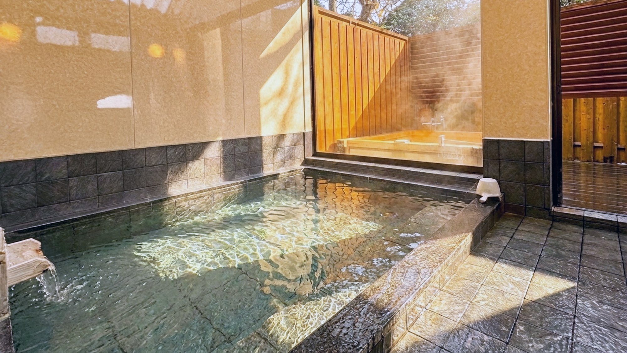 ・【露天風呂】天然温泉の名湯「伊東温泉」の湯を利用しています。日常の疲れを温泉でも癒してください